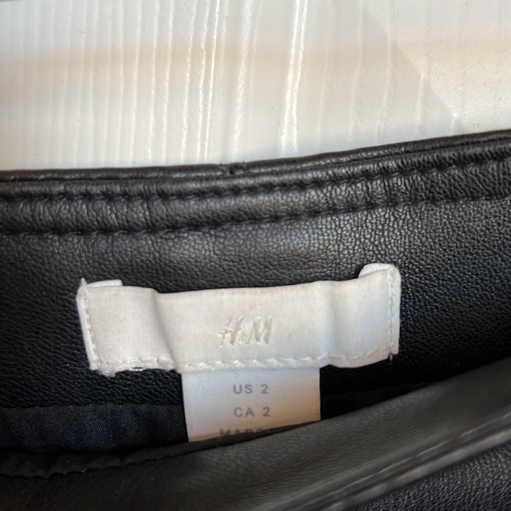 H & M mini leatherette black skirt - Picture 3 of 3